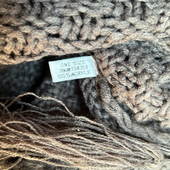 Boutique NWOT 100% acrylic super soft cable knit poncho - Picture 6 of 7